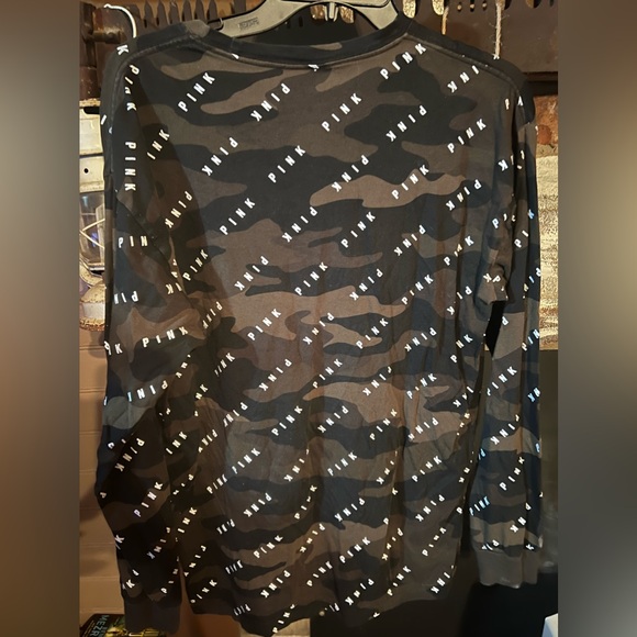 EUC PINK long sleeve camo tee, with white graphics. Pocket front. Oversized - Picture 4 of 4